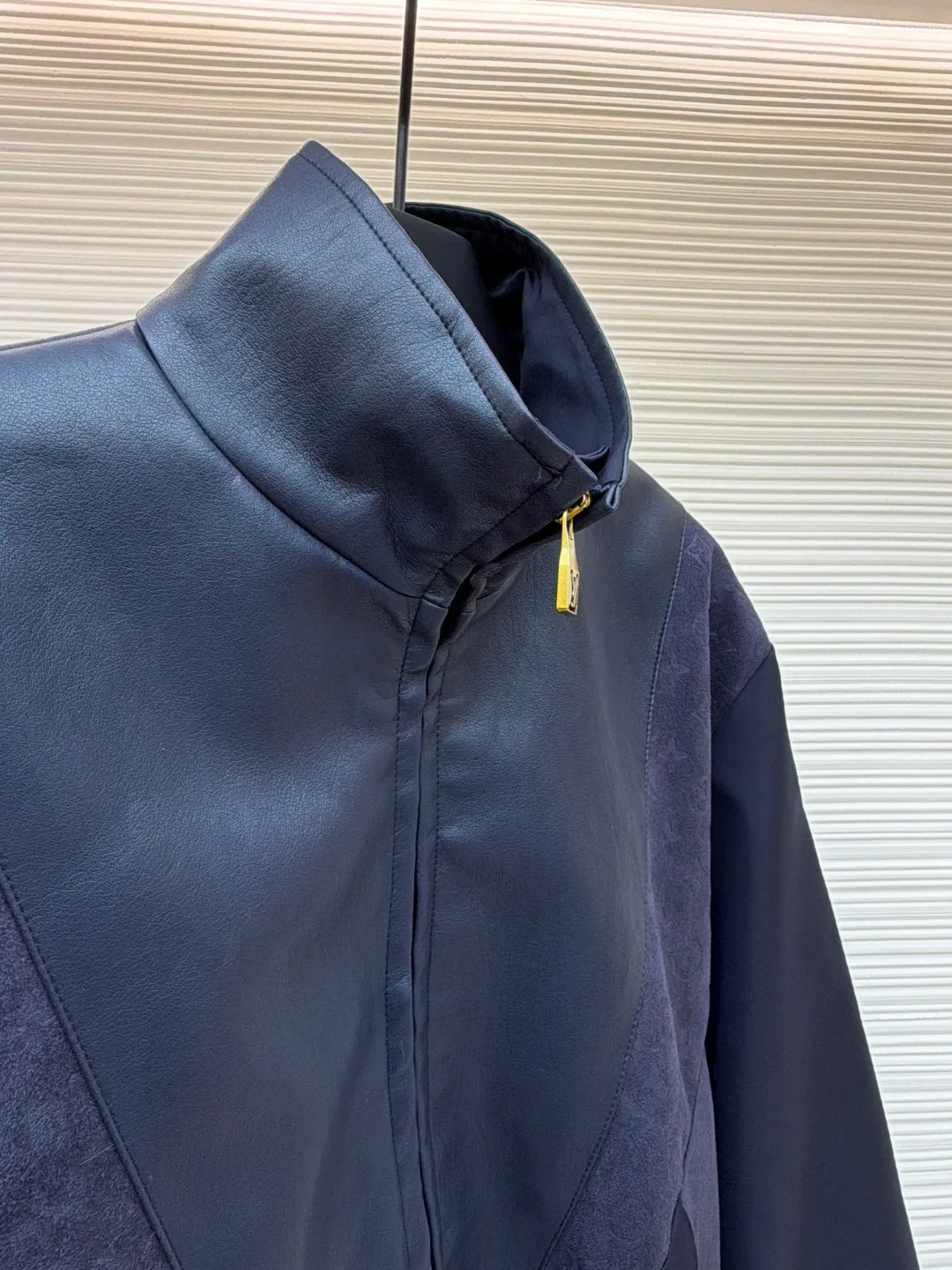 LOUIS VUITTON Presbyopic embossed stitching leather jacket ●Original version: Purchased and developed by 34774 ●Item number: 1681869-C20 ●Fabric: nylon fabric ●Technology: embossed production ●Version: fitted version ●Weight: about 835 grams ●Size: 46-48-50-52 ●Description: The main body of the garment is made of 100% nylon material, which is very breathable. You will not feel stuffy at all when wearing it. The cuffs, collar and front are all made of soft sheep leather, which is smooth to the touch and has a full texture! Classic Monogram embossed suede leather inserts. The high collar design with elastic cuffs and hem is not only windproof and warm, but also allows you to move freely without feeling restricted at all! The zipper opening and closing design on the side is also very considerate, making it very convenient to put on and take off. There are also practical pockets on both sides, which can hold many small items. It is fully functional and can be matched with many types of clothing to create a fashionable look. The overall wiring is straight and delicate, the fabric is comfortable and soft, and the color is consistent without color difference. It can be matched with the same style to create a fashionable look and control various occasions. Customized accessories, complete with three standards, same style for men and women!